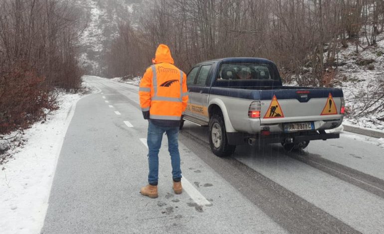 DËBORË DHE RESHJE SHIU/ ARRSH paralajmëron për rrugët e bllokuara, apel shoferëve
