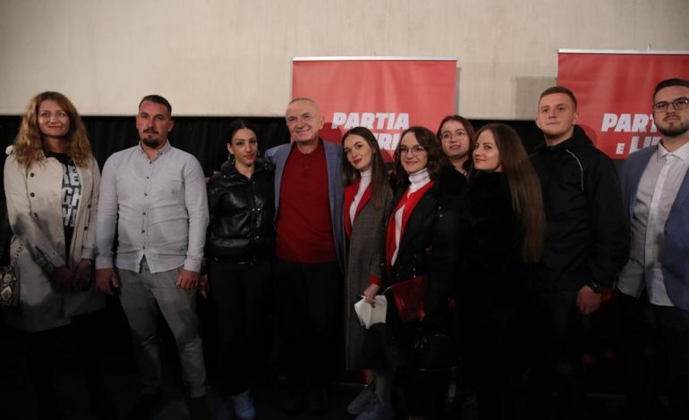 PUBLIKON FOTOT NGA KORÇA/ Meta: Mikpritja dhe entuziazmi dëshmojnë se ndryshimi është i afërt dhe i pandalshëm
