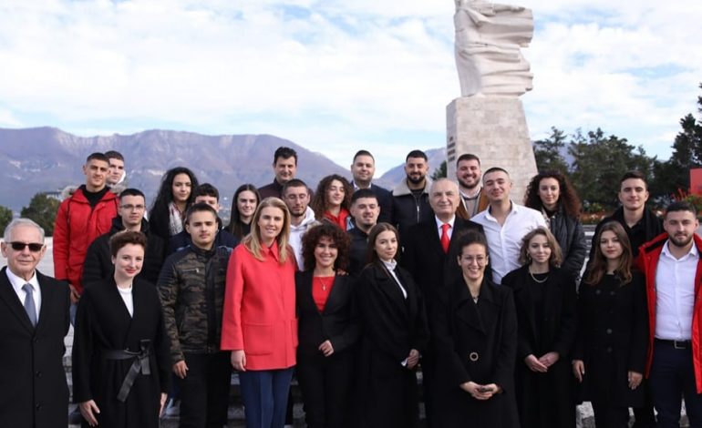 KURORA ME LULE E HOMAZHE PARA DËSHMORËVE/ Meta nxjerr fotot nga homazhet në Varrezat e Dëshmorëve