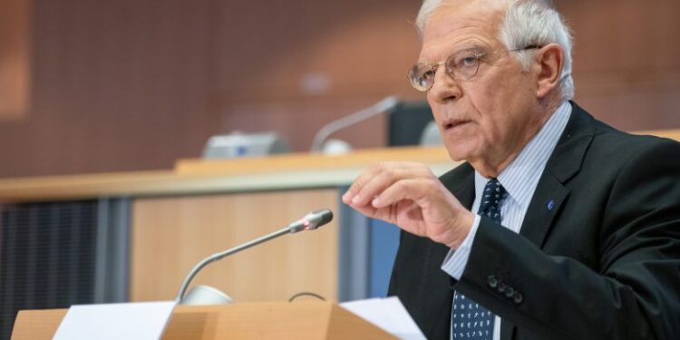 “SERBËT TË KTHEHEN NË INSTITUCIONE”/ Borrell: Kosova të pezullojë vendimin për targat dhe të themelojë asociaconin