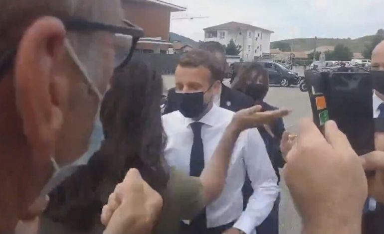 VIDEOLAJM/ Sulmohet Macron, një grua e godet me shpullë fytyrës