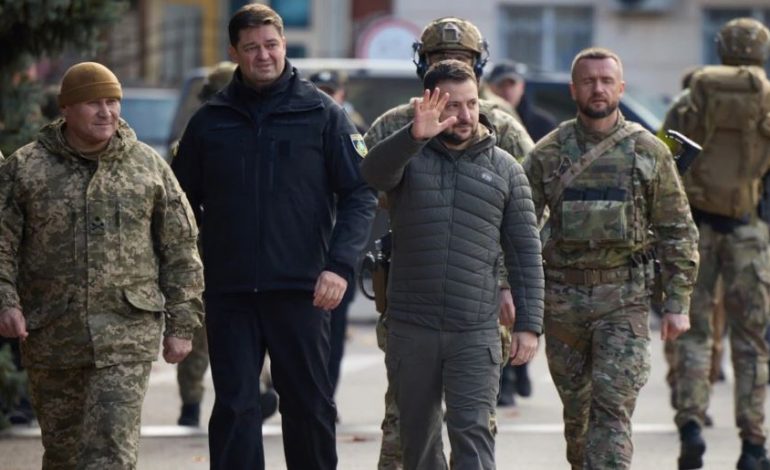 LUFTA/ I vunë forcat ruse nën presion, Zelensky viziton Hersonin: Jemi gati për paqe
