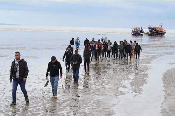 “TË GJITHË E DINË SE KU DUHET TË SHKOJNË”/ BBC infiltrohet brenda bandave që marrin shqiptarët me gomone drejt Britanisë