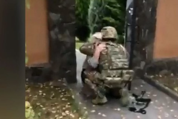 RRËQETHËSE/ Gjyshja pret në gjunjë nipin e saj ushtar në Ukrainë, pamjet që s’duhen humbur