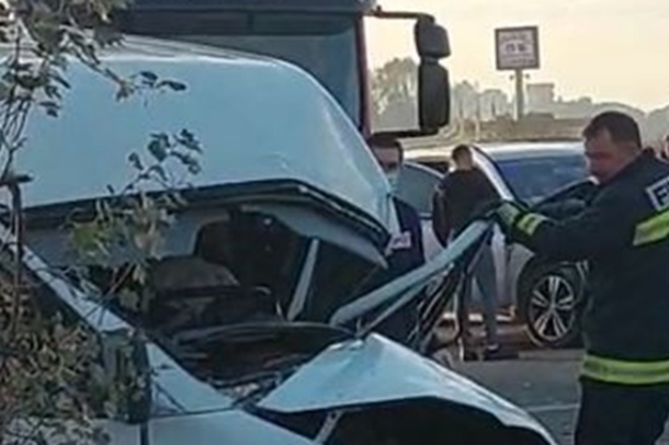 AKSIDENT I RËNDË NË FUSHË-KRUJË/ Një automjet përplaset me furgonin e mallrave. Tre persona të plagosur