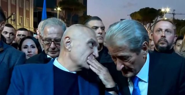 FOTOLAJM/ Çfarë i tha në vesh? Meta dorën para gojës, Berisha dëgjon me vëmendje
