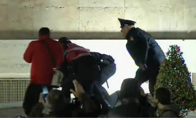 PLAS NË PROTESTË! Tensione, policia shoqëron me forcë një qytetar