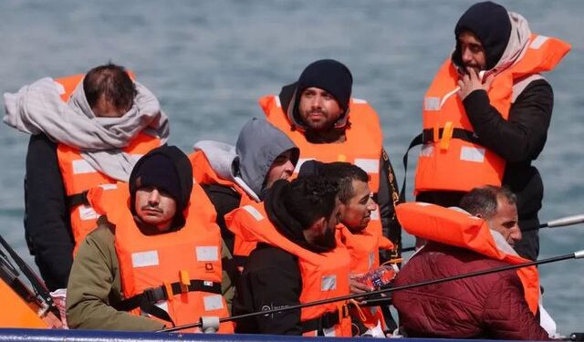“SHQIPTARËT KALUAN EDHE…”/ BBC raport për emigrimin drejt Mretërisë së Bashkuar me gomone…