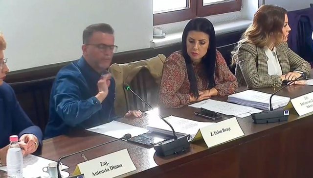 TENSIONE NË KUVEND/ Braçe përplaset me deputetin demokrat dhe i bie tavolinës: Ik e p*rdhu