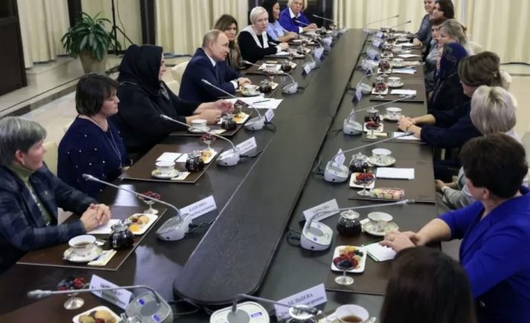 LUFTA NË UKRAINË/ Putin me nënat e ushtarëve të vrarë: Ndaj dhimbjen me ju