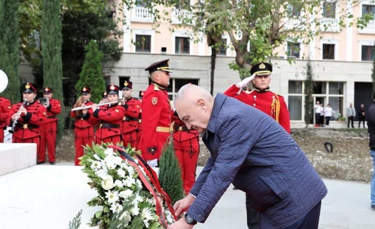 “PËRULEM ME NDERIM PËRPARA VEPRËS SË ISMAIL QRMALIT…”/ Meta uron 28 nëntorin: Patriotizmi, sakrificat dhe gjaku i derdhur duhen të jenë…