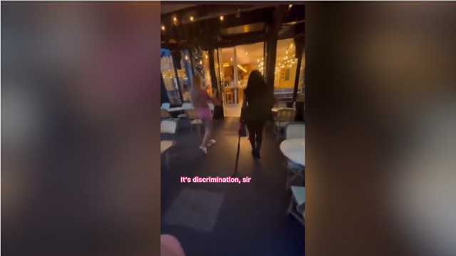 NË SHQIPËRI NUK DO NDODHTE/ Menaxheri në Paris iu ndalon hyrjen 2 vajzave në restorant, arsyeja do t’ju befasojë