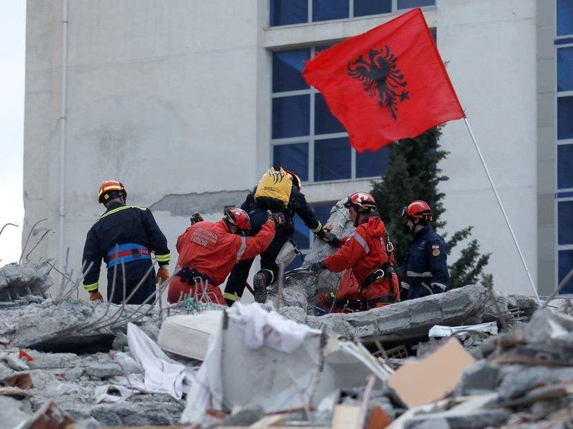 26 NËNTORI/ Tre vite nga tërmeti tragjik që i mori 51 jetë njerëzish