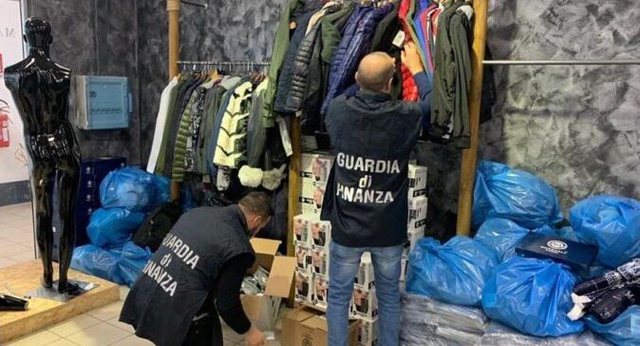 “MADE IN ITALY” NGA FASONERITË SHQIPTATE/ Ndalohen veshje me vlerë 8 mln euro në Itali, i tregtonin si markë por…