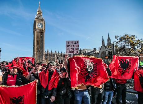 PROTESTA E SHQIPTARËVE NË LONDËR/ Ish-deputeti i PE: Kjo që po ndodh në Londër është turp!
