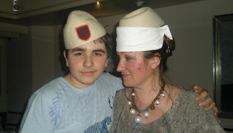 “M’I KURSENI NGUSHËLLIMET”/ Flutura Açka prek me urimin për 110 vjetorin e Pavarësisë, poston foto me të birin që nuk jeton më
