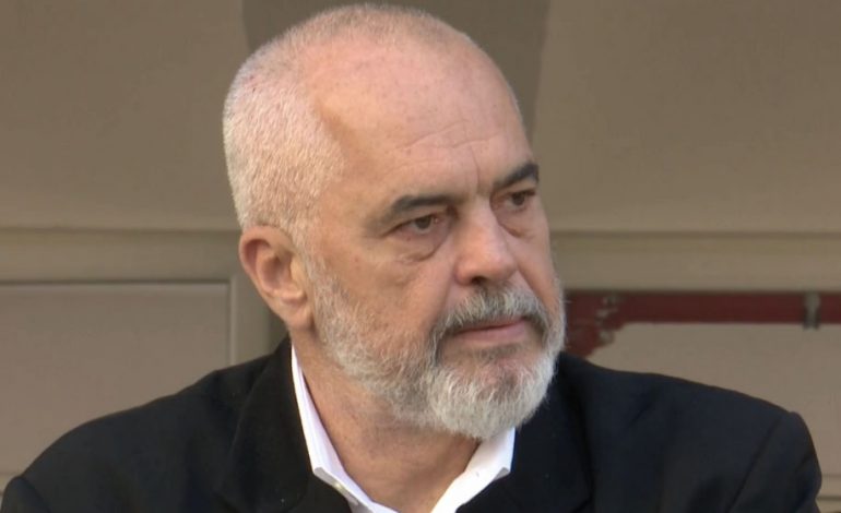 PARALAJMERIMI I PEDAGOGËVE/ Rama vijon sulmet: Grevë urie për rroga bëjnë njerëz pa fe e pa flamur
