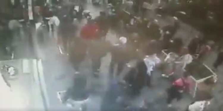 PAMJE TË RENDA/ Nga momenti i shpërthimit në Stamboll, tek viktimat e shtrira në rrugë