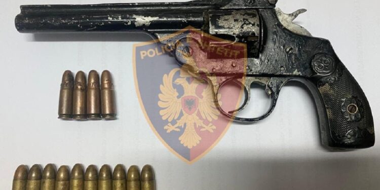 E PËSON KEQ SËRISH/ Sapo kishte dalë nga burgu, 19-vjeçari në Durrës kapet me revolver në çantë