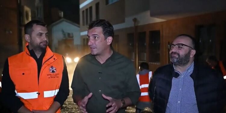 VIJON ASFALTIMI I RRUGËVE NË BRENDËSI TË LAGJEVE/ Veliaj: Askujt nuk do i prekë më këmba në baltë, do…