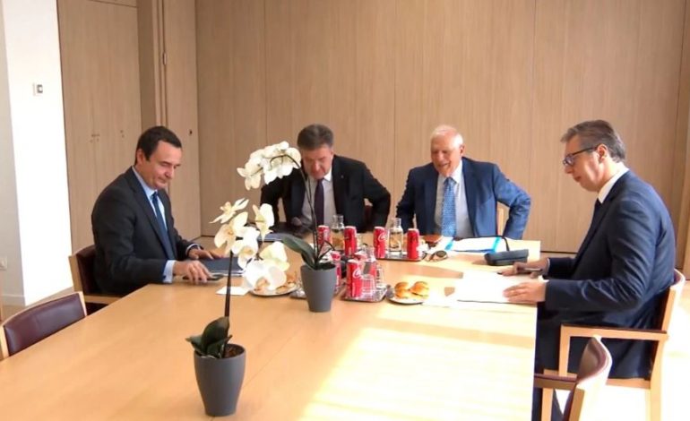 TENSIONET NË VERI TË KOSOVËS/ “Ndërhyn” BE, Borrelli nesër takim në Francë me Kurtin dhe Vuçiçin