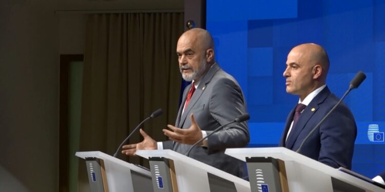 TË HËNËN MBLEDHJE E PËRBASHKËT QEVERISH, SHQIPËRI-RMV/ Kovaçevski: Qytetarët mund të presin që…