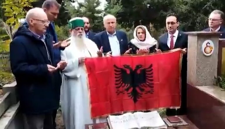 110-VJETORI I PAVARËSISË/ Kryegjyshi Botëror homazhe në varrin e Sami Frashërit në Stamboll, vendos flamurin kombëtar