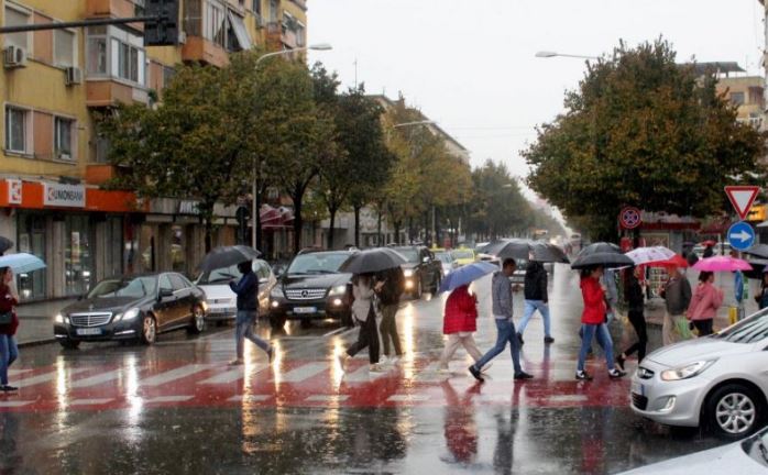 VRANËSIRAT DO TË PASOHEN NGA RRSHJE SHIU/ Mësoni parashikimin e motit për sot