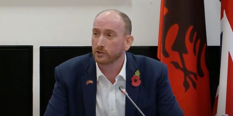 EMIGRANTËT/ Ambasadori britanik: Çmojmë kontributin e shqiptarëve. Jam i zhgënjyer nga…