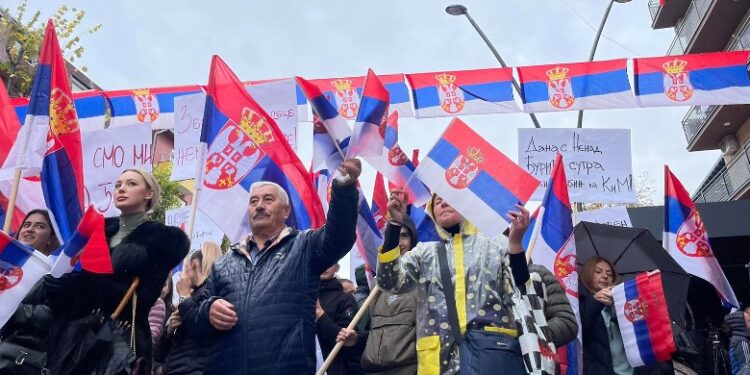 LARGIMI I LISTËS SERBE NGA INSTITUCIONET/ Serbët protestë në Mitrovicë për targat