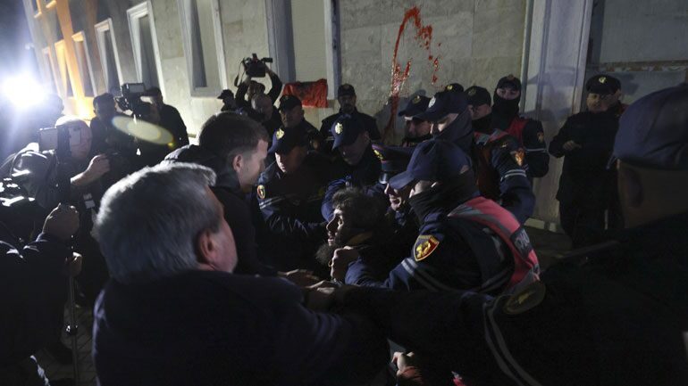 “PËR TË DENONCUAR KORRUPSIONIN, VARFËRINË DHE…”/ Protesta e opozitës, media greke: Incidente në një demonstratë antiqeveritare në Tiranë