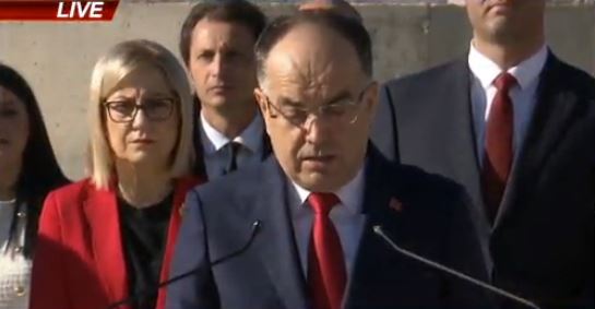 CEREMONIA E PAVARËSISË/ Presidenti Begaj nga Sheshi i Flamurit në Vlorë: Përgjegjësi nga klasa politike. Ta duam atdheun me vepra, shërbim e patriotizëm