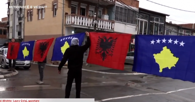 “JEMI KËTU”/ Serbët marshim në Mitrovicë, shqiptarët u kundërpërgjigjen me flamuj (FOTO)