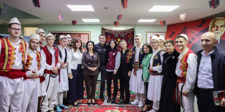JUBILEU I GJIMNAZIT “ISMAIL QEMALI”/ Veliaj: Mos bëni gabimet e brezit tonë, që u nda nga politika!”