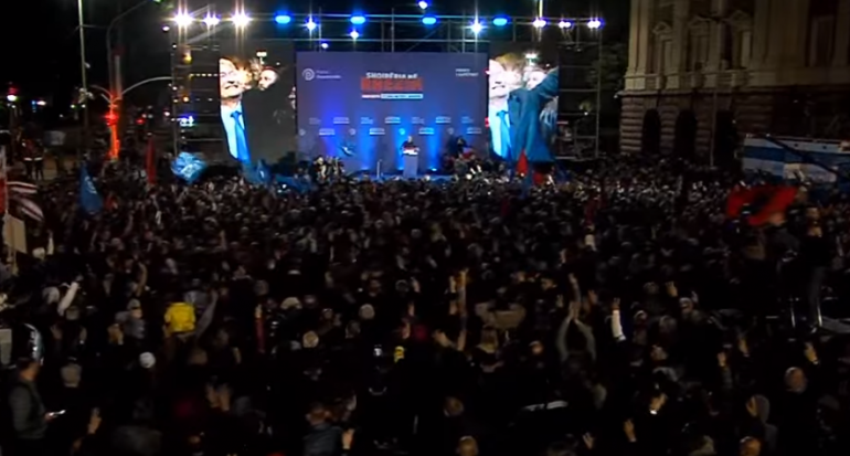PROTESTA/ Imazhi i Berishës shfaqet në ekranin pas podiumit, turma shpërthen në brohorima