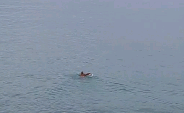 VIDEOLAJM/ Qytetari nga Vlora sfidon temperaturat e ulëta, lahet në det