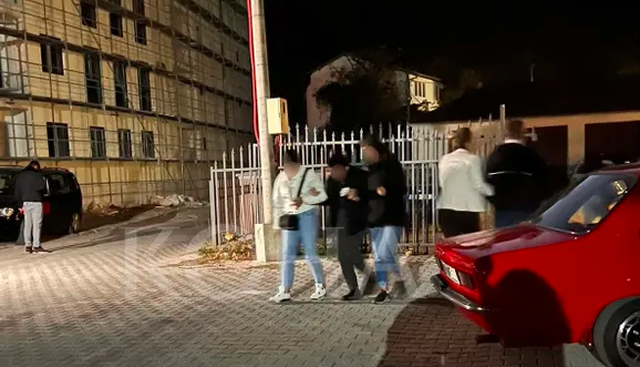 DHUNA NË AZIL/ Familjarët fillojnë t’i tërheqin të afërmit e tyre nga aty