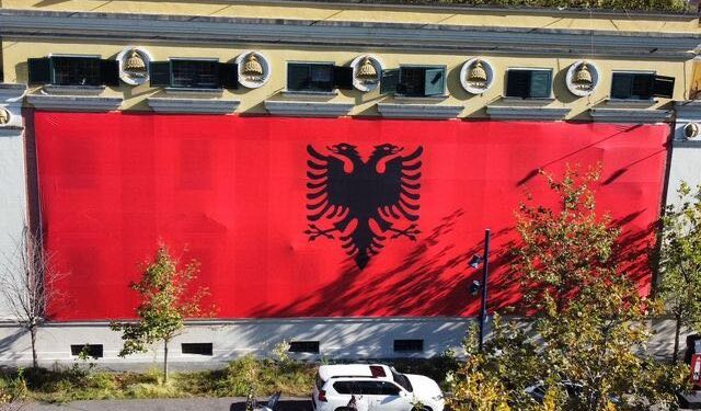 BASHKIA VISHET ME FLAMURIN KUQEZI/ Veliaj: Gëzuar 110-vjetorin e Pavarësisë Tiranë! Ditët më të mira i kemi përpara
