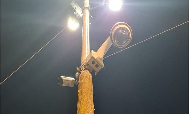 FOTOLAJM/ Policia lyen shtyllat me graso përballë Kryeministrisë
