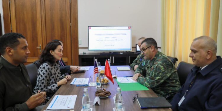 TAKIM ME SHEFIN E SHTABIT TË FA/ Ambasadorja Kim: Të forcojmë marrëdhëniet e mbrojtjes SHBA-Shqipëri