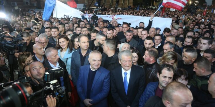 “ME MIJËRA NJERËZ…”/ Media qeveritare ruse i bëjnë jehonë protestës së Berishës dhe Metës