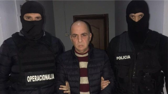 EMRI/ Pjesë e një grupi kriminal, ekstradohet drejt italisë i shumëkërkuari nga Durrësi
