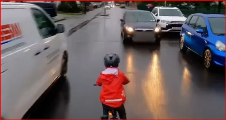 VIDEO QË PO FIKSON RRJETIN/ 5-vjeçari i jep biçikletës në rrugën plot makina ndërsa i ati e filmon