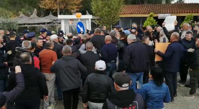 PAMJET/ Protestë kundër vendosjes së traut në Parkun e Divjakës, banorët përplasen me policinë