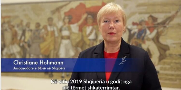 TRE VITE NGA TËRMETI/ Ambasadorja e BE: Do të vazhdojmë programet tona për rindërtimin, sot kemi…