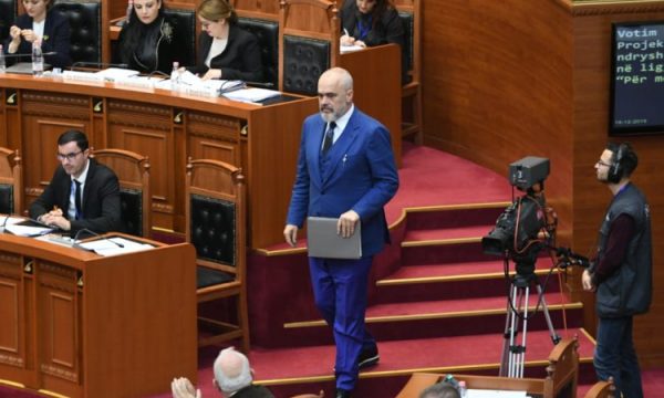 PLANI/ Qeveria shet apartamente bashkë me pasaportë shqiptare falas për blerësit. Pallatet do ndërtohen në portin e Durrësit