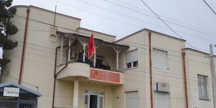 DITA E PAVARËSISË/ Në Këshillin Kombëtar Shqiptar në Serbi ngrihet flamuri kuqezi