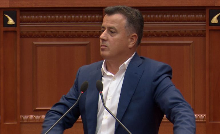 “BUXHETI I GOMONEVE”/ Noka thirrje për pjesëmarrje në protestë: Ose ankohuni kafeneve për bandën e sheikut, ose bashkohuni përtej bindjeve politike