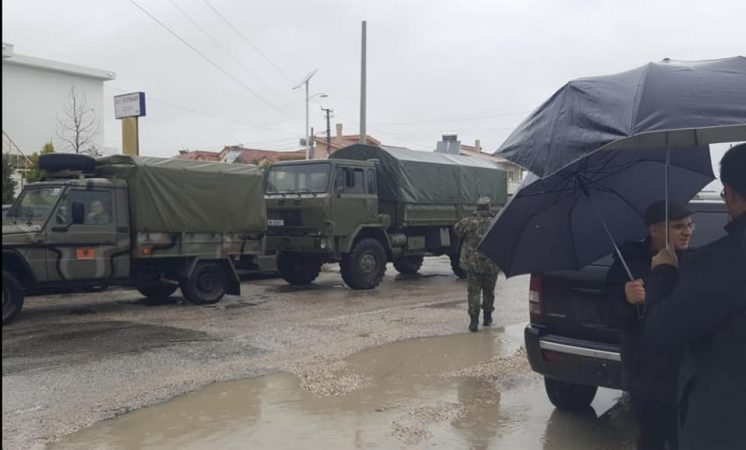 E RËNDË/ Uji merr përpara një makinë në Bogë të Shkodrës, dyshohet se në mjet po udhëtonin babë e bir