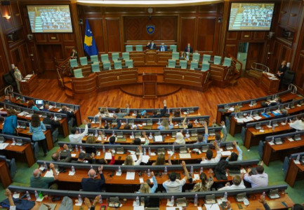 PAS DORËHEQJES SË POLICËVE NË VERI/ Lista Serbe dorëzon mandatet e deputetëve në Kuvendin e Kosovës